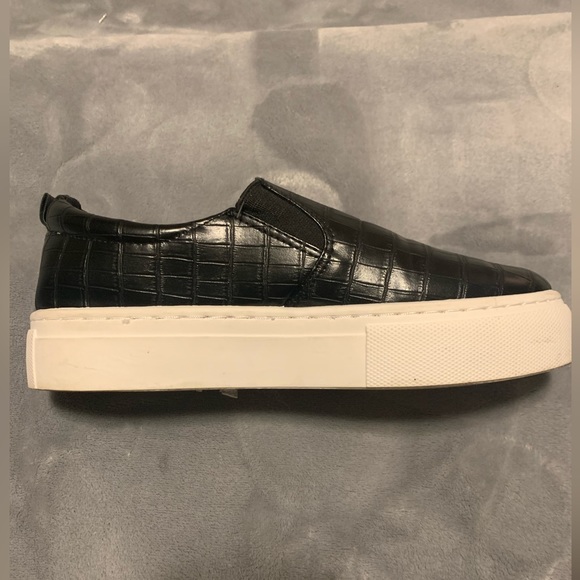 🖤PRACTICALLY BRAND NEW LADIES SLIP-ON LOAFERS/SNEAKERS IN SIZE 8/38 BY BAMBOO🖤 - Picture 4 of 7